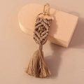 Handgefertigter Macramé-Quasten-Schlüsselanhänger in Dunkelkhaki mit goldenem Verschluss - Braun