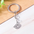 Portachiavi con lettera D argento e cristalli scintillanti su fondo marmo - Lettera D(YZ408D)