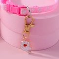 Roze kattenhalsband met schattige kattenhanger die een hart vasthoudt en pootafdrukken - Roze Pootafdruk Halsband En Hart Kat Bedeltje (PD022)