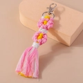 Portachiavi macramè fatto a mano con fiori rosa e gialli e nappe con chiusura argentata - Rosa