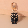 Détail d'un porte-clés chouette noire avec textures fines et fermoir doré mousqueton - Hibou (YZ949)