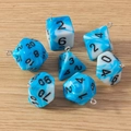 7-tlg. Polyeder-Würfel-Anhänger in Blau-Marmor mit silbernen Ösen für DIY-Schmuck - 7er-Pack Set / Weißblau