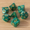 Detailaufnahme von smaragdgrünen marmorierten Würfelanhängern mit goldenen Zahlen - 7er-Pack Set / Grün