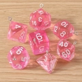 Nahaufnahme von rosa transparenten Polyeder-Würfel-Anhängern mit silbernen Schraubösen - 7er-Pack Set / Transparentes Rosa