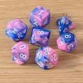 Makroaufnahme von 7 mehrflächigen Würfelanhängern in Rosa-Blau Marmorierung mit Ösen - 7er-Pack Set / Lila Rosa
