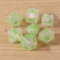Detailansicht von mintgrünen Glitzerharz-Polyeder-Würfelanhängern mit silbernen Ösenhaken - 7er-Pack Set / Transparentes Grün