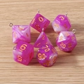 Makroaufnahme violetter Marmor-Polyeder-Anhänger mit Glitzer für DIY-Schmuckherstellung - 7er-Pack Set / Rosarot Glitzer