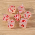 Makroaufnahme von rosa durchscheinenden Polyeder-Würfel-Anhängern mit Glitzereffekt - 7er-Pack Set / Transparentes Rot