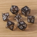 Set mit 7 rauchgrauen polyedrischen Würfelanhängern mit Silberringen auf Holzgrund - 7er-Pack Set / Transparent Schwarz