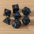 Detailansicht polyedrischer schwarzer Würfelanhänger mit blauen Zahlen und Ösen - 7er-Pack Set / Schwarz Blau