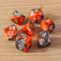Detail von 7-teiligem orange-schwarzem Marmor-Harz-Würfel-Charms-Set mit Metall-Ösenringen - 7er-Pack Set / Grau Orange
