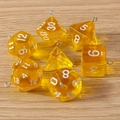 Makroansicht von sieben gelben transparenten Harzwürfeln mit silbernen Aufhängern - 7er-Pack Set / Orange
