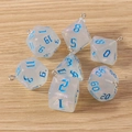 7er Set lichtdurchlässige Harz-Polyeder-Würfel-Anhänger mit blauen Zahlen und Silberringen - 7er-Pack Set / Transparentes Blau