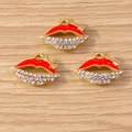 Creatieve rode emaille lippen hanger met witte kristallen en gouden strik op hout - 10 Stuks Verpakking / Rood