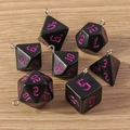Makroaufnahme von 7-teiligen schwarz-violetten polyedrischen Würfelanhängern mit Ösen - 7er-Pack Set / Schwarzrosa
