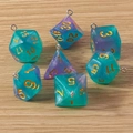 Detail von 7-teiligen Aurora-Resin-Würfeln mit goldenen Nummern und Metallringen - 7er-Pack Set / Verlauf Blau-Violett