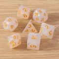 Set mit 7 lichtdurchlässigen rosa Glitzer-Würfelanhängern aus Harz mit Goldzahlen - 7er-Pack Set / Transparentes Gelb