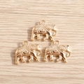 Drie vergulde olifantenhangers voor DIY sieraden maken op houten achtergrond - 10 Stuks Verpakking / Goud
