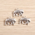 Macro-opname van vintage zilveren olifantshangers met gedetailleerde patronen en ophangringen - 10 Stuks Verpakking / Antiek Zilver