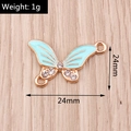 Dettaglio di un ciondolo a farfalla blu chiaro da 24mm placcato in oro con zirconi bianchi - Dimensioni vedi dettagli / Stile Farfalla con Strass a Goccia d'Olio Blu Chiaro (YD1266lanse) / Confezione da 10 / Azzurro