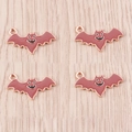 Detail van rode emaille vleermuis hangers met roségouden legering plating voor Halloween - 10 Stuks Verpakking / Bruin