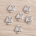 Set van 6 zilveren zeilboot bedeltjes voor DIY sieraden op houten ondergrond - Set van 20 Stuks / Zilver