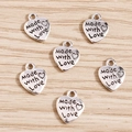 Set di ciondoli a cuore in lega con incisione 'Made with Love' su fondo di legno - Argento
