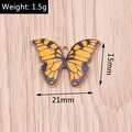 Dettaglio di un ciondolo a farfalla giallo con venature nere e bordi in metallo oro - Dimensioni vedi dettagli / Stile Farfalla con Vene Nere Arancio Giallo (YD1262huangse) / Confezione da 10 / Giallo Arancio