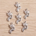 6er-Set Vintage-Silberfuchs-Anhänger mit detaillierten Gravuren auf Holzuntergrund - Altsilber (Weiß K)