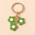 Blumen-Schlüsselanhänger mit drei grün-weißen Emaille-Blüten an einem goldenen Ring - Grün