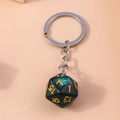 Dettaglio del portachiavi con dado D20, trama in marmo verde scuro e numeri dorati - Dado Icosaedro Verde Scuro (YZ216)