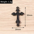 Détail macro du pendentif croix rose noire gothique avec dimensions de 30mm par 16mm - 5 Pièces / Style Croix Motif Rétro (YD1421)