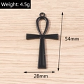 Vue macro des dimensions du pendentif croix Ankh noir mat sur une surface en bois - 5 Pièces / Style Symbole de Vie Ankh (YD1423)