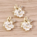 Detailansicht von drei goldenen Rosenanhängern mit weißer Emaille und funkelnden Kristallen - Weiß Stil (YD1477baise)