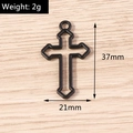 Détail du pendentif croix noire évidée montrant les dimensions 37mm x 21mm et le poids 2g - 5 Pièces / Style Minimaliste Creux (YD1426)