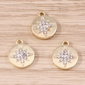 Makro-Detail von drei goldenen Stern-Münzanhängern mit funkelnden weißen Schmucksteinen - Gold (YD1469jinse)