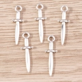 Cinque ciondoli a pugnale vintage in argento su fondo legno per creazione gioielli DIY - Stile Pugnale Vintage (YJ979)