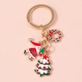 Porte-clés de Noël avec figurines du Père Noël, sapin et couronne sur fond rose - Père Noël Arbre Couronne (YZ136)