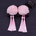 Dettaglio di fermagli per capelli con pompon rosa e lunghe nappe e perle per abiti Hanfu - Stile Nappina Pompon in Finta Pelliccia di Coniglio Rosa (MC1263)