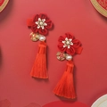 Detalle de pinzas de flores rojas con borlas de seda y perlas para fiestas nacionales - Borla de Flores con Perlas Rojas (MC1270)