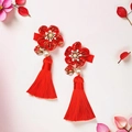 Detalle de pinzas para el pelo rojas de Año Nuevo con flores de tela y borlas largas - Borla de Flores con Bordado de Patrón Dorado Rojo (MC1267)