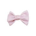 Pinza para el pelo con lazo de tela rosa para niñas con textura satinada en fondo blanco - Rosa Claro