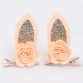 Süße hellorangefarbene Hasenohr-Haarspangen mit silbernem Glitzer und Filzblumen - Einohriges Kaninchen Hellorange Rose Paar Clips