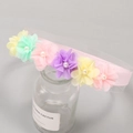 Diadema elástica para bebé con seis flores de gasa de colores y centros de perlas finas - Diadema de Flores con Perlas Multicolor (MB723)