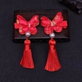 Detalle de pinzas de pelo de mariposa roja con bordados y borlas de seda - Estilo Mariposa Rojo con Borlas (MC1246)