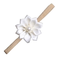 Bandeau mignon pour bébé avec une fleur en satin blanc délicat et perle centrale - MB120 Fleur Blanche Satin Perle Artificielle