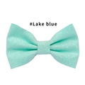 Detail einer glitzernden lake blue Haarschleife mit funkelnder Textur für Mädchen - See-Blau