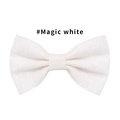 Dettaglio macro del fiocco per capelli bianco magico con glitter scintillanti - Bianco cangiante