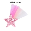 Detalle de pinza para el pelo con estrella de lentejuelas rosas y cola de tul suave - Serie Rosa