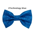 Dettaglio del fiocco blu tecnologico glitterato con trama di paillettes e finitura lucida - Blu Tecnologico